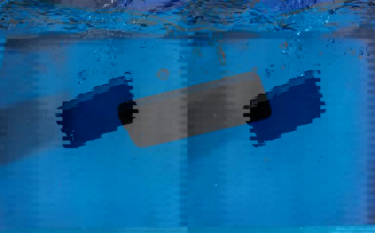 Fabricante español lanza móvil resistente a agua salada dirigido a surfistas y marineros